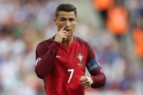 社区互动：观众投票系统在赛事内容制作中的应用，观众的投票结果