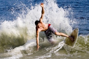 观众入场秩序井然场馆服务全面升级提升观赛体验质量，观众入场须知口播