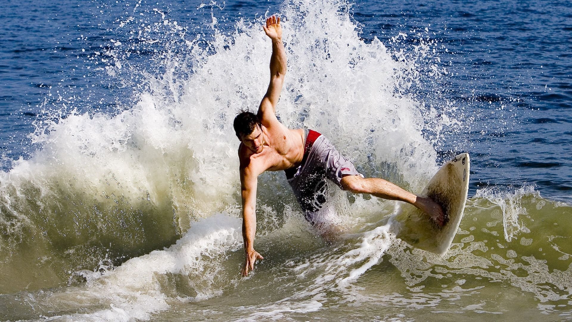 观众入场秩序井然场馆服务全面升级提升观赛体验质量，观众入场须知口播