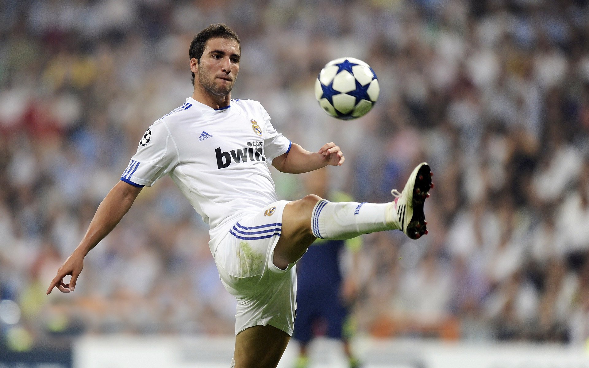 球场上的每一滴汗都是信仰,球场上的人都走光了,只剩下我一个修改病句